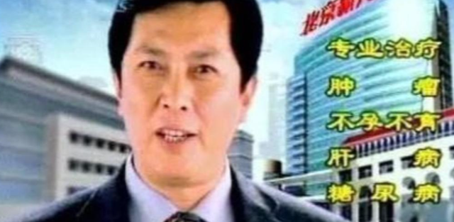 唐国强现场观看阅兵，观礼台上笑容满面，评论区恶心的一幕出现了