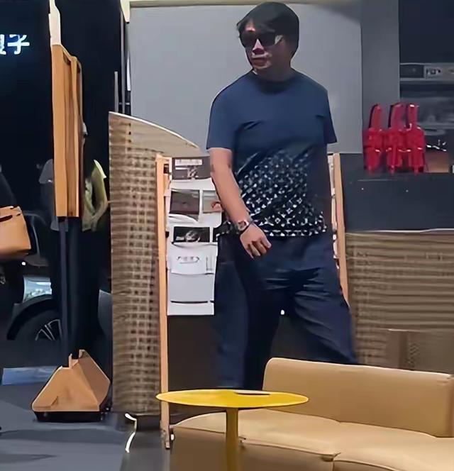 郎朗夫妻郑州吃火锅，吉娜穿短裙身材火辣，丈夫发福胖到不敢认