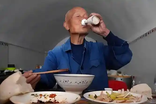 乙肝患者一滴酒都不能沾？医生警告：若喝一次，4个后果无法承担