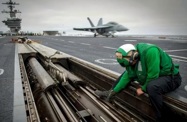 美军航母要开倒车？特朗普叫停电磁弹射，让其改回蒸汽弹射