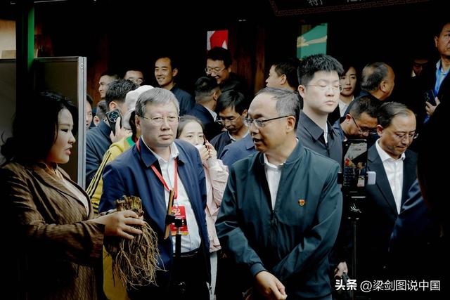 甘肃省陇南市宕昌县，哈达铺镇红军长征经过90周年纪念盛世。