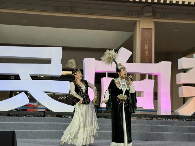 在新民大街，我被360°的快乐和人潮“包围”了！