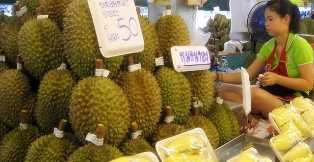 泰国大量水果腐烂，因为摊上的中文标语，中国游客：自己留着吧