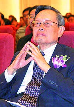 没想到	，杨振宁去世后，49岁妻子翁帆，竟因一个动作实现口碑暴涨