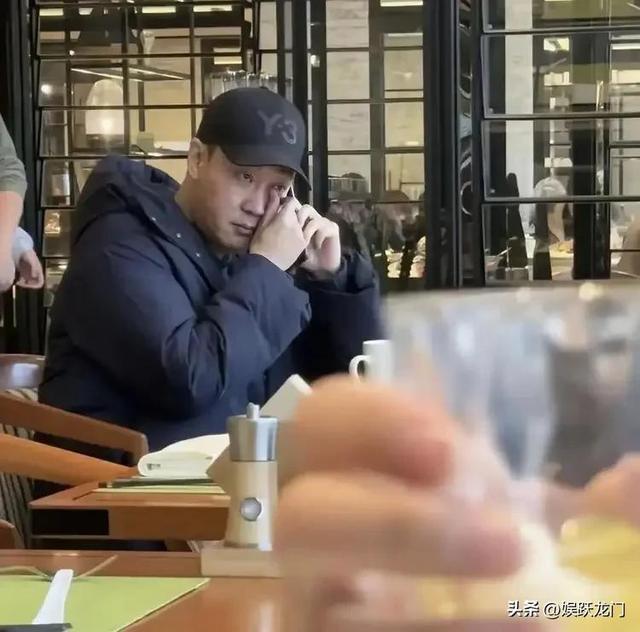 辛柏青吃饭被偶遇	，李乃文给他夹菜，瘦了老的不成样，破碎感太强