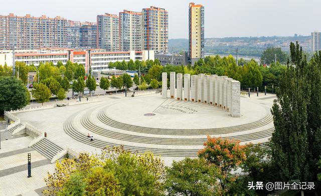 山西襄汾：城市公园秋色美