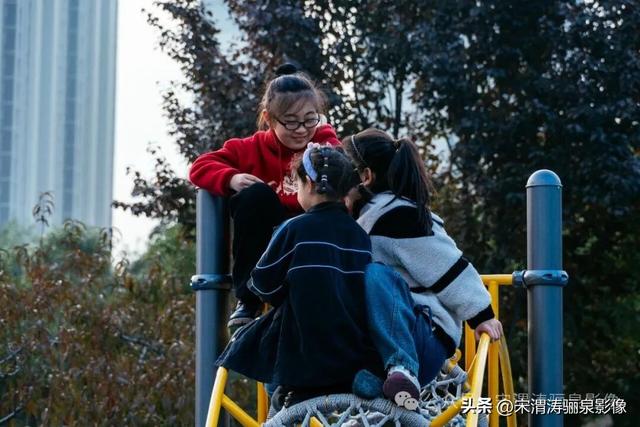 陕西渭南：天晴了 高新区时代广场秋色盎然