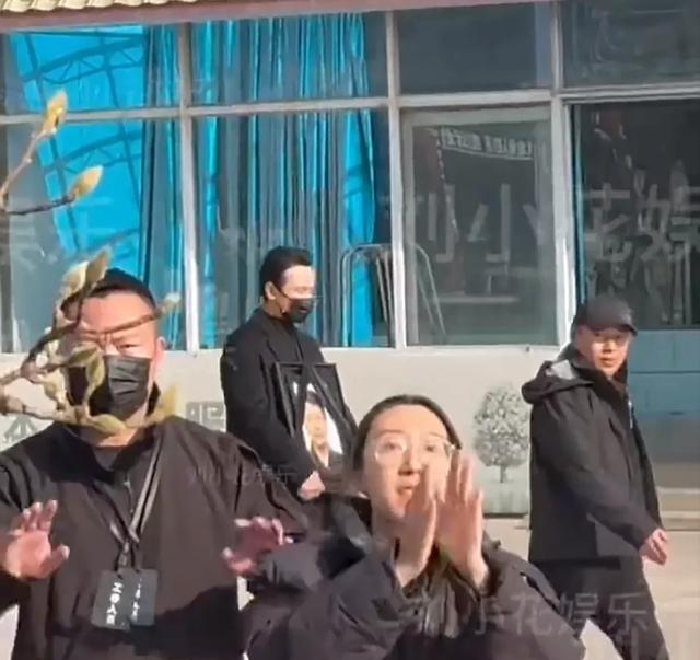 唐嫣罗晋现身！罗晋父亲葬礼现场，罗晋手持照片，唐嫣紧随其后