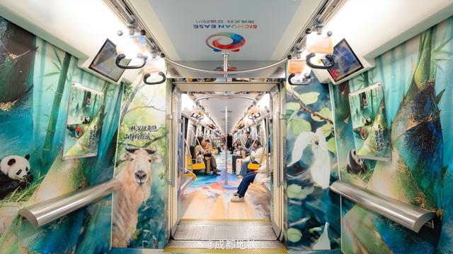 2号线上新“四川文旅品牌标识”主题列车