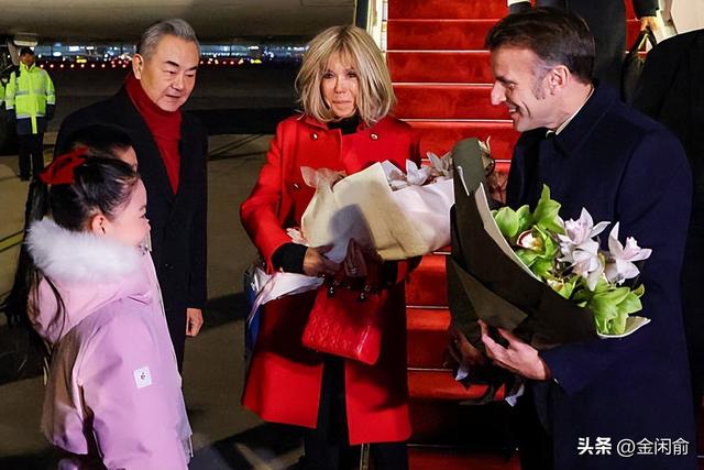 马克龙北京第二天！夫人米白套装出席仪式，兵哥哥气势磅礴，爱了