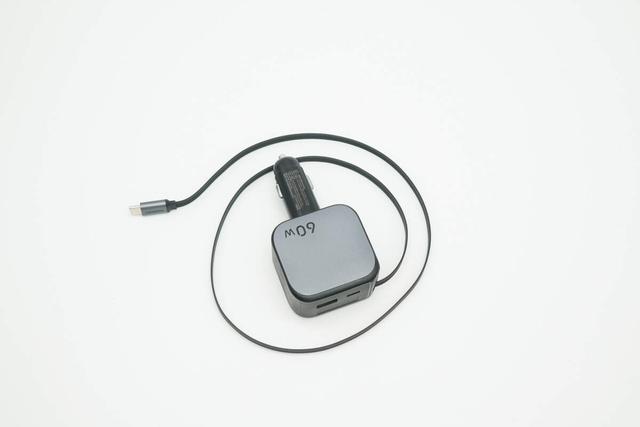 绿联 60W 伸缩线车载快充评测：全协议覆盖，手机平板都能 “喂饱”