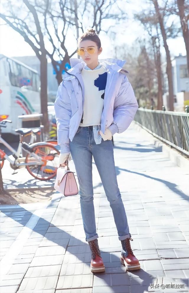 别眨眼！女星穿紧身牛仔裤狂炫身材，细腰翘臀的暴击谁顶得住