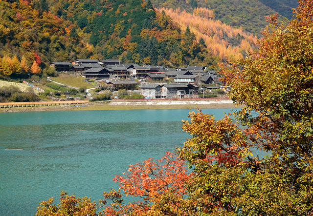 正式通车！全线免费！新挖赏秋天花板小城，绝美彩林不输九寨！地道美食50元吃爽！