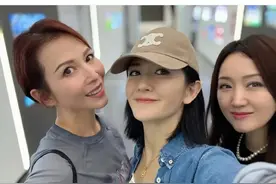 51岁蔡少芬、43岁谢娜、53岁杨钰莹香港聚会！三人像30多岁的样子 ​​​图片