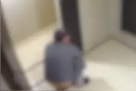 男子在邻居家门口的行为毫无素质，邻居毫无办法，向广大网友求助图片