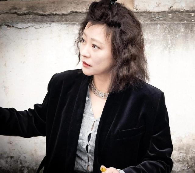 郝蕾太丰满了 穿绒衣扣子都撑开了 如果扣子突然破了 那就十分尴尬了