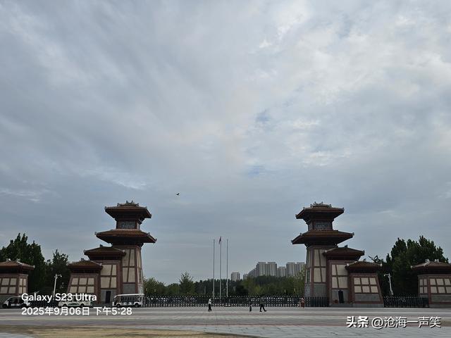 乌云密布，电闪雷鸣，狂风大作，我自岿然不动，是园博园大门也！