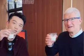 玩大了！郑恺晒苹果CEO亲密签名，请求继续生产mini，评论区沦陷图片