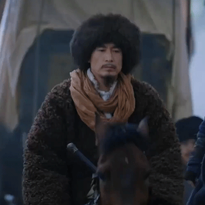 54岁凭央视大剧一夜爆火，如今又父子同台飙戏，17岁儿子比他还帅