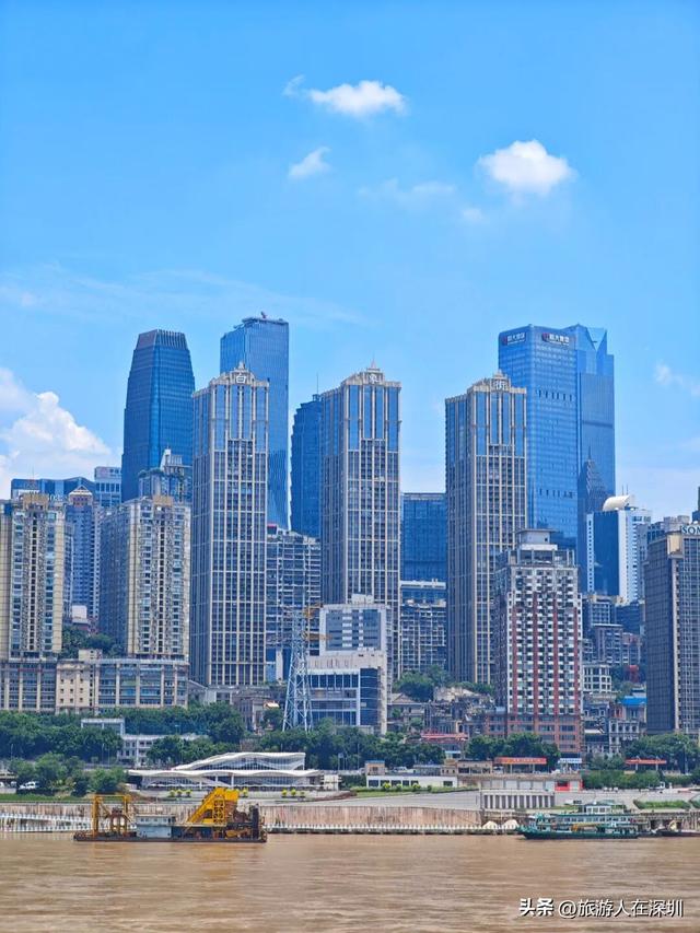 第一次到重庆旅行，从旅游大巴上看街道及建筑，魔幻城市名不虚传