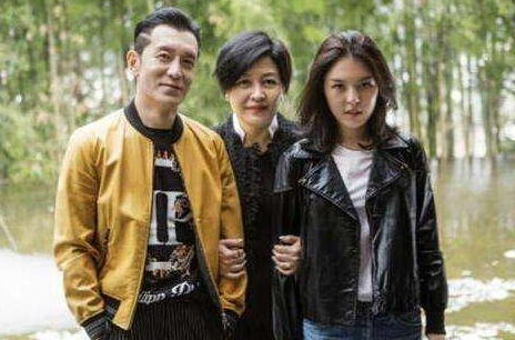 恭喜！李咏女儿官宣恋情！23岁法图麦晒和男友合影，两人有夫妻相