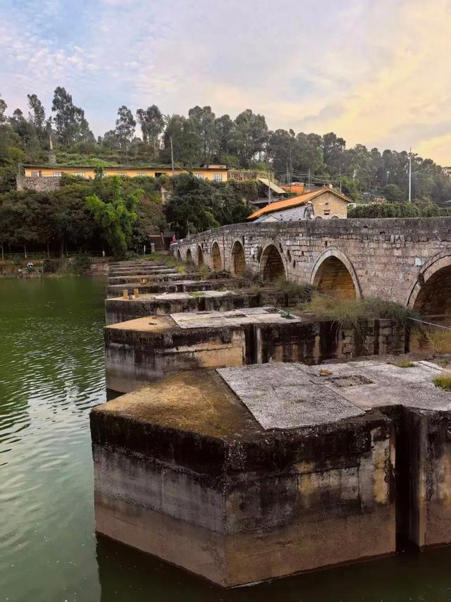 别只盯着都江堰！昆明藏了座“湖天锁钥”，200年古闸，晚霞鸥飞