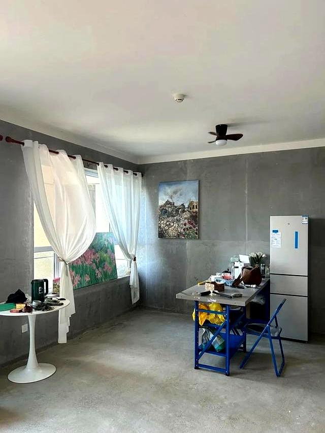 四川一姑娘，因直接入住毛坯房走红，花费仅1万，那叫一个高级