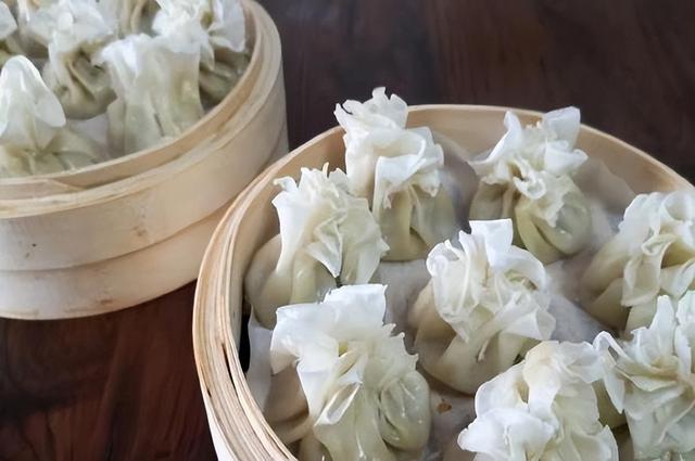 河北一家人暑假到内蒙旅游，点一斤烧麦4道菜，饭菜上齐全家愣了