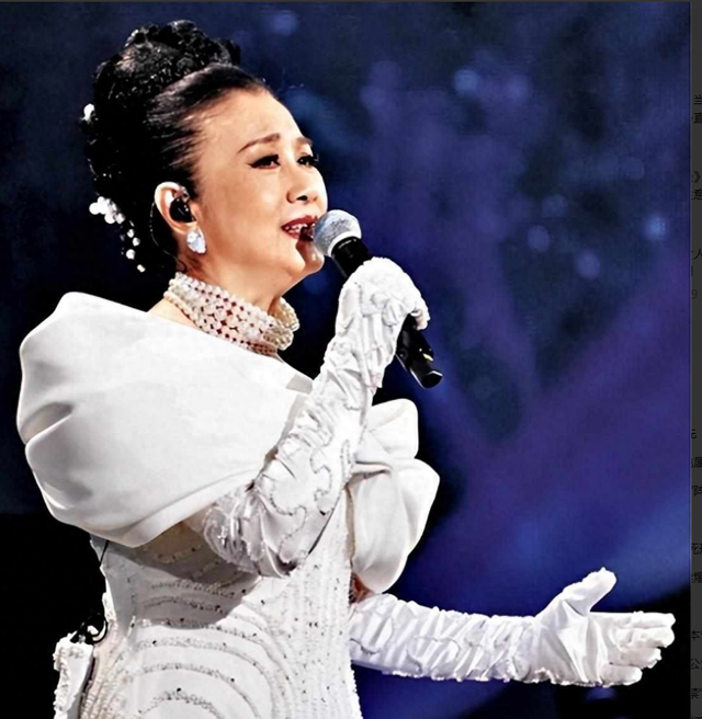 78岁连路都走不稳还开演唱会，全网骂声一片，她却扬言回馈粉丝