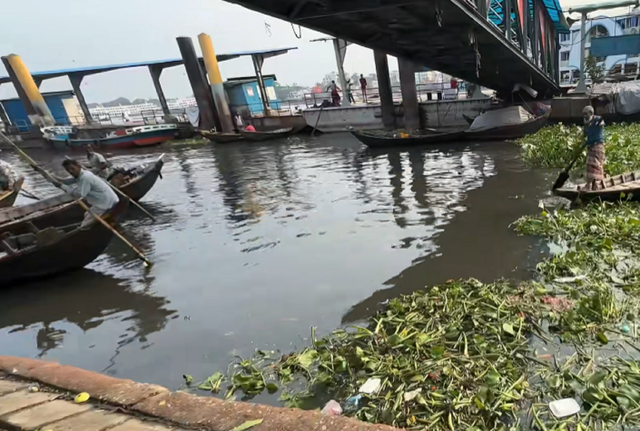 恒河水不能随便喝！中国小伙挑战后，当场呕吐不止，吐槽嘴像粪坑