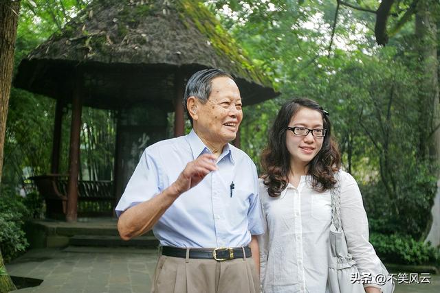 杨振宁离世不到1个月，与翁帆领证留影被扒，他当时一脸不好意思