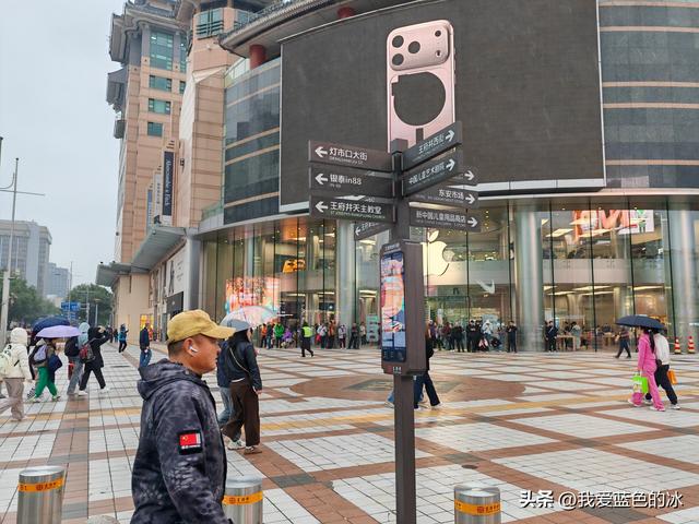 从中国美术馆出来，钻胡同，一路逛到王府井大街