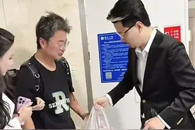 “国岳夫妇”捐30万现金给“烧伤妈妈”被指作秀，当事人：不影响做公益的心图片