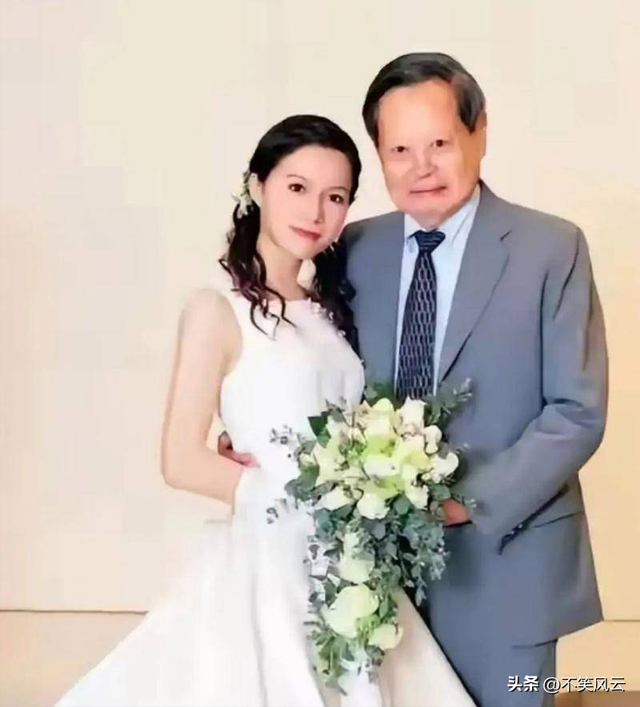 杨振宁离世不到1个月，与翁帆领证留影被扒，他当时一脸不好意思