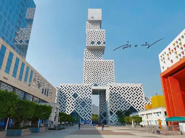 广东佛山新城地标“引争议”:有人觉得设计亮眼,有人吐槽太丑?