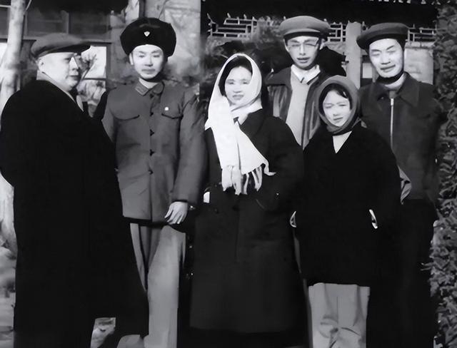 老师问陈毅之子陈丹淮：你父亲是干什么工作的？陈：他是个处长