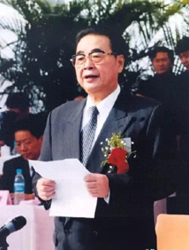 李鹏总理年轻时有多帅？1959年在吉林留影，31岁玉树临风气质不凡
