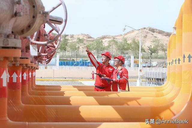 中国最大沙漠中唯一的城市，生活着2万人，周边300公里被黄沙覆盖