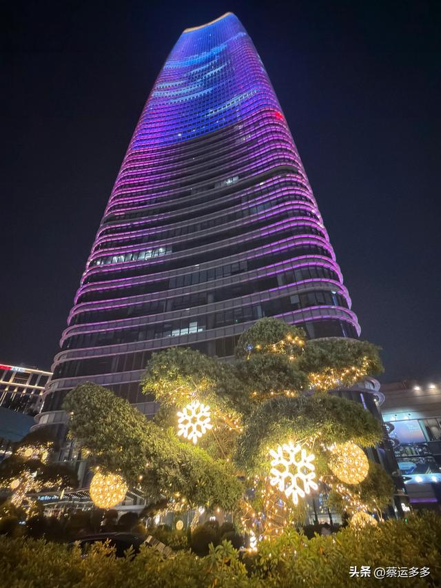 在北外滩，与圣诞和黄浦江撞个满怀