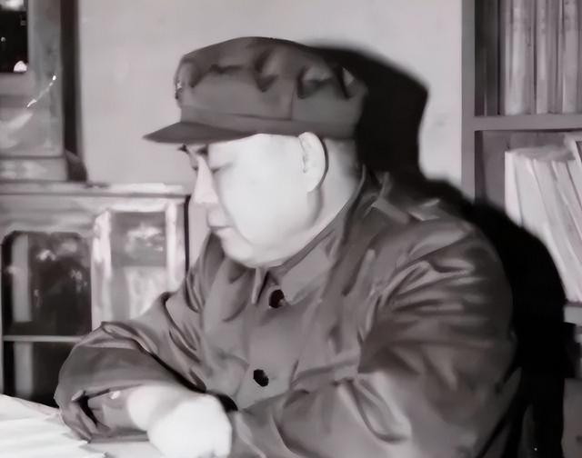 李德生刚上任北京军区司令，就对秘书说：我先到副司令员那报个到