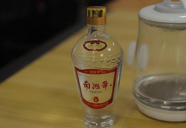 北京4位老教授到内蒙自驾游，点20个菜6瓶茅台，吃完当场砸碎酒瓶