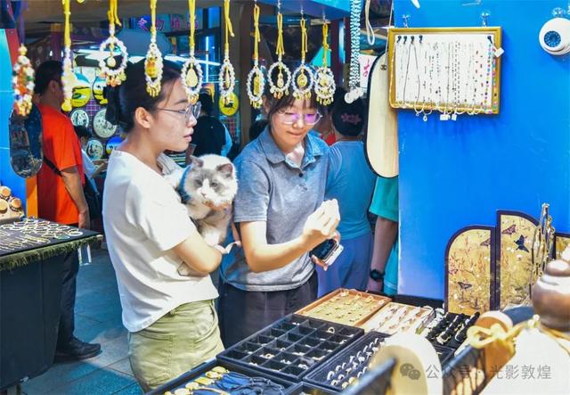 敦煌夜经济持续释放活力