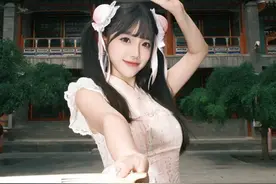 中华娘cos：小姐姐的白丝吊带袜，这双美腿让人爱了又爱。图片