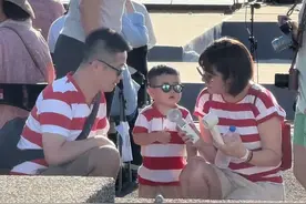 任家萱一家参加田馥甄音乐会，任家萱腿上疤痕明显，老公贼眉鼠眼图片