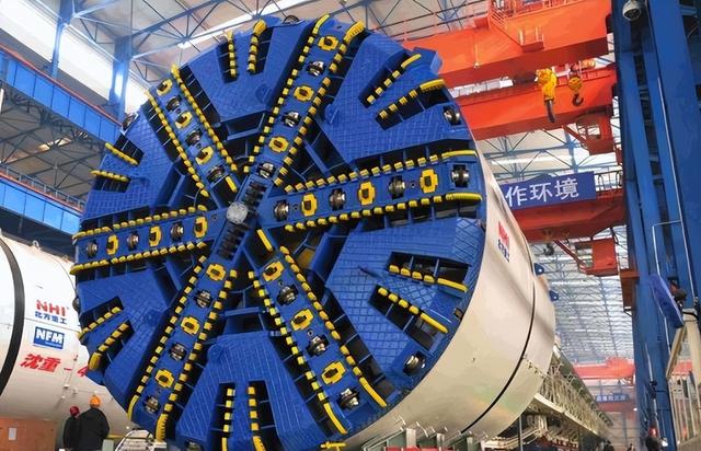 让中国造不出芯片？荷兰下狠手，禁售光刻设备，这是要逼死ASML