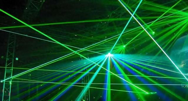 美国2拍瓦超强激光器横空出世！100倍全球电力总输出！四年才造出