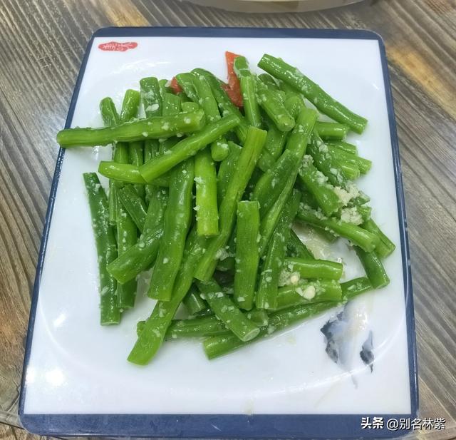 内蒙出发新疆，往返22天，5个人吃饭花4687元，网友问每天吃糠吗