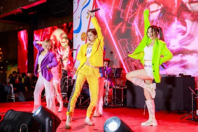 今晚开启！厦门五一广场，周末美食、啤酒、音乐……免费预约→