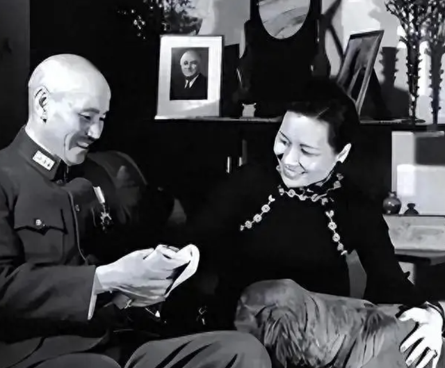 这是46年，蒋介石在无锡过大寿的珍贵老照片，一家很难得人齐一次