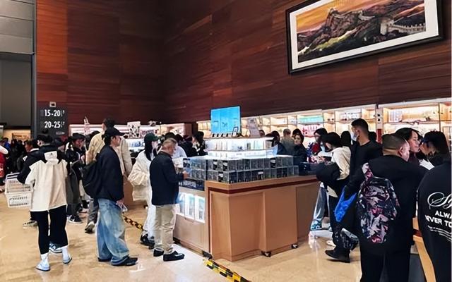 书店退潮，年轻人又冲去博物馆买文创了